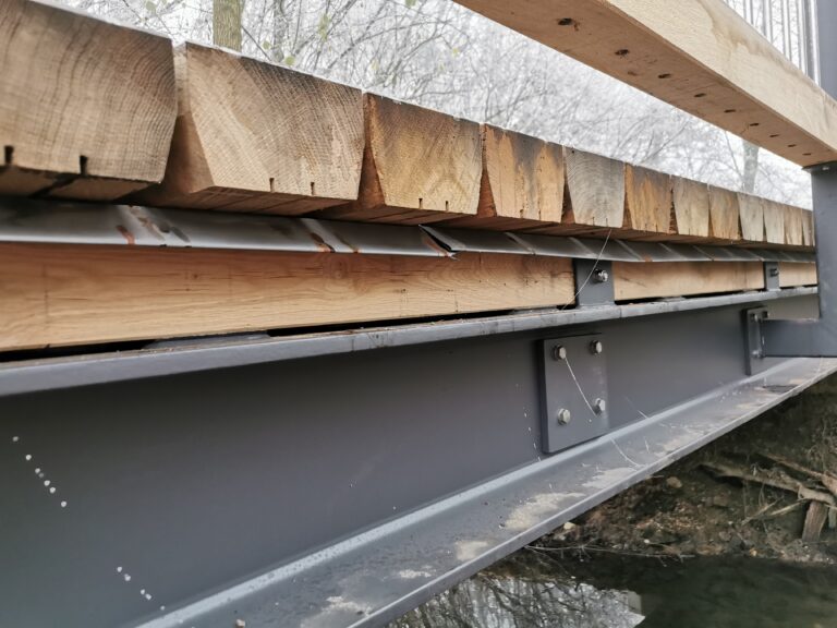 Holzbohlen auf Stahlbrücke