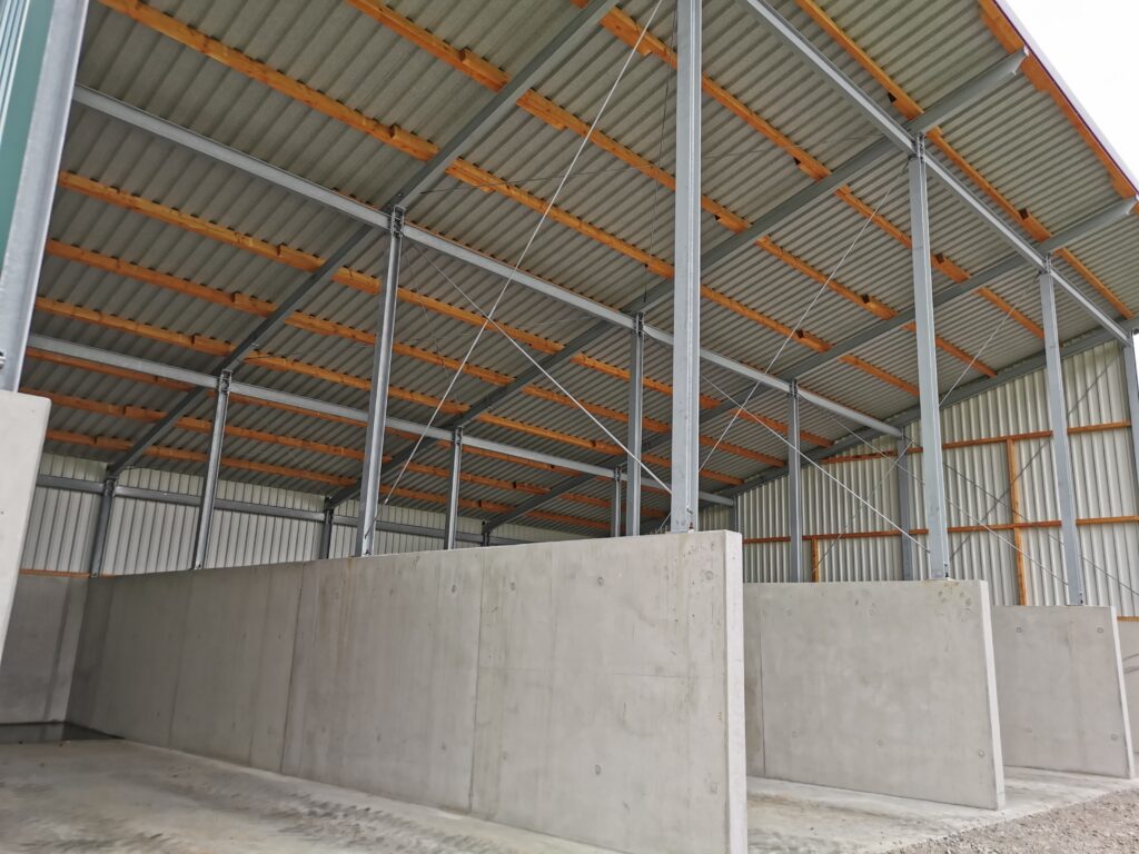 Mistlagerhalle aus WU-Beton mit Pultdach als Stahlkonstruktion