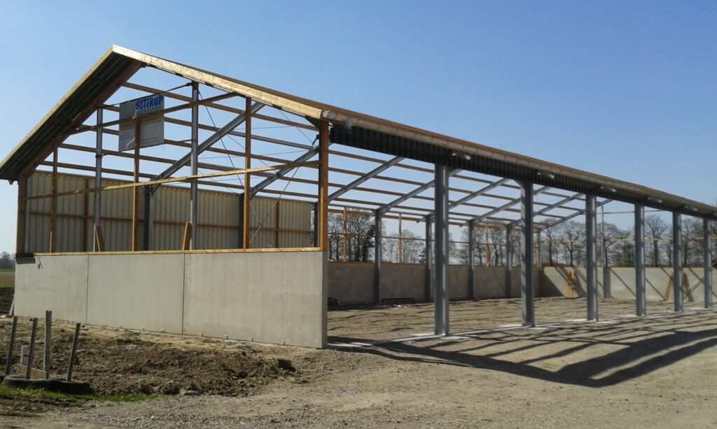 Stahlhalle mit Betonfertigteil Wand