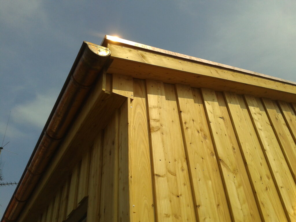 Detail Gaube mit Holzverkleidung Lärche Boden-Deckel-Schalung
