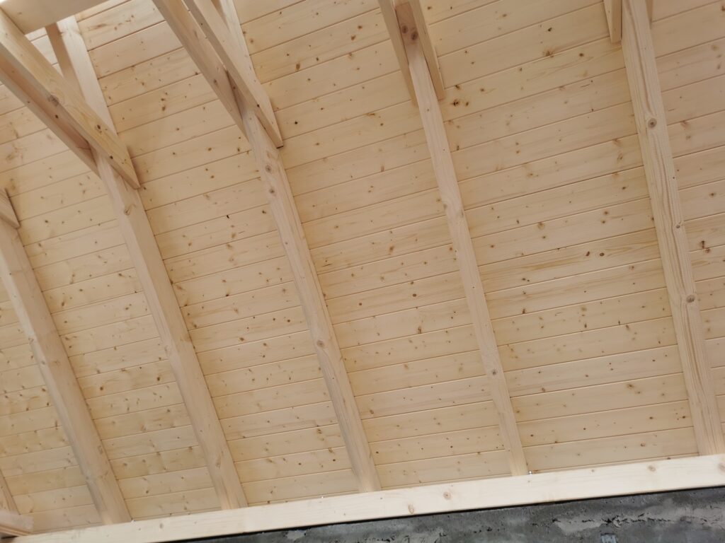 Gartenhaus mit sichtbarem Dachstuhl und Holzverkleidung