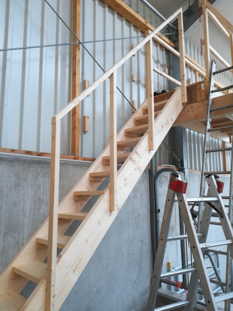 Holztreppe in einer Halle