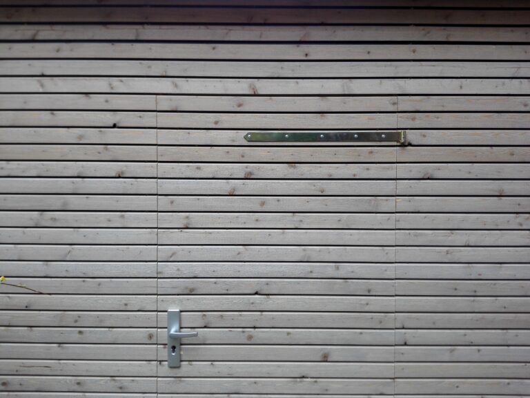 Tür in Garagenwand aus Rombusleisten