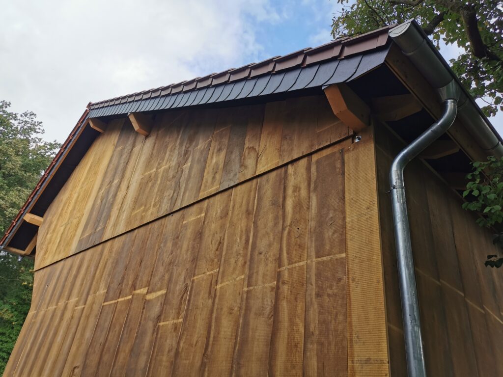 Wandverschalung aus Eichenbrettern bei einer Remise