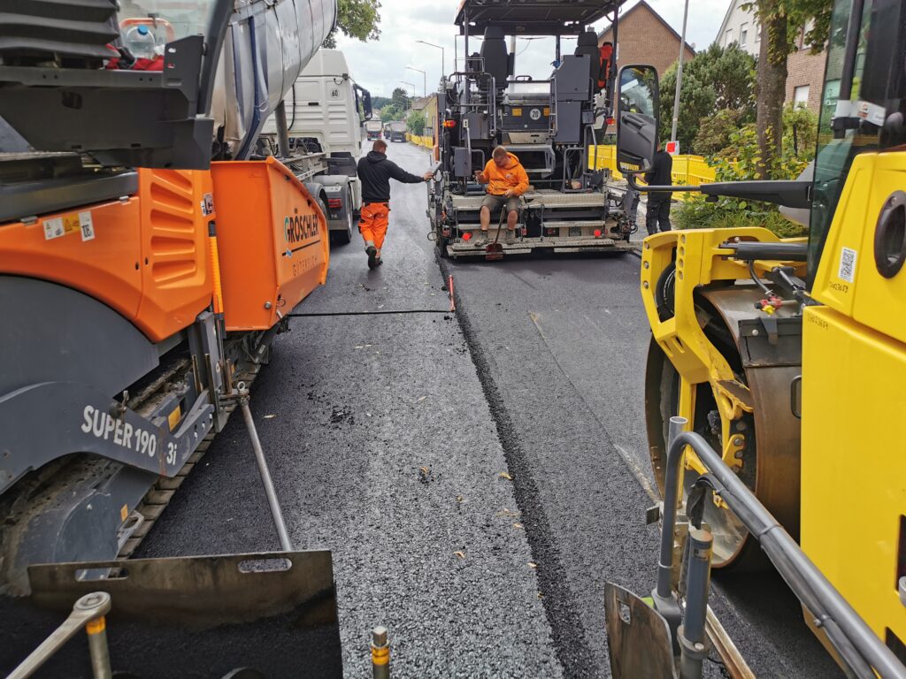 Asphalteinbau heiß an heiß