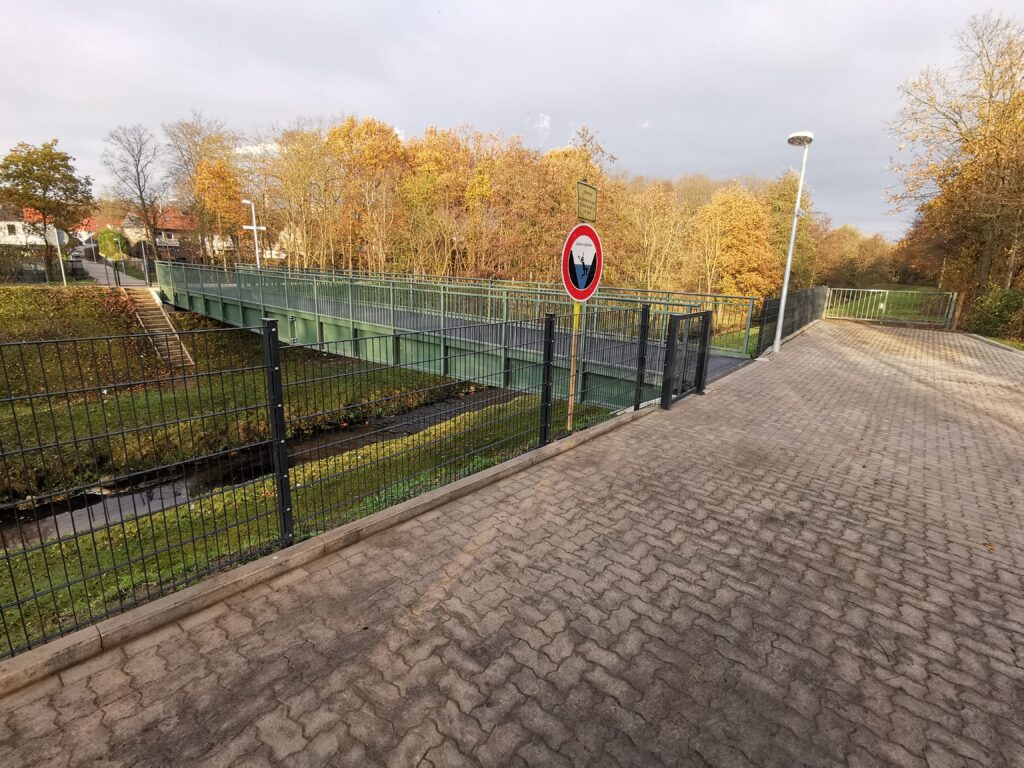 Brücke über Bach mit Pflaster