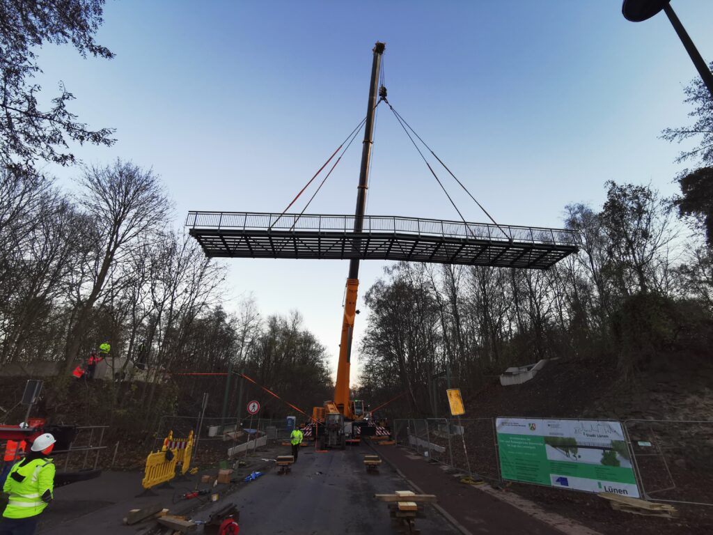 Einhub Stahlbrücke mit Kran