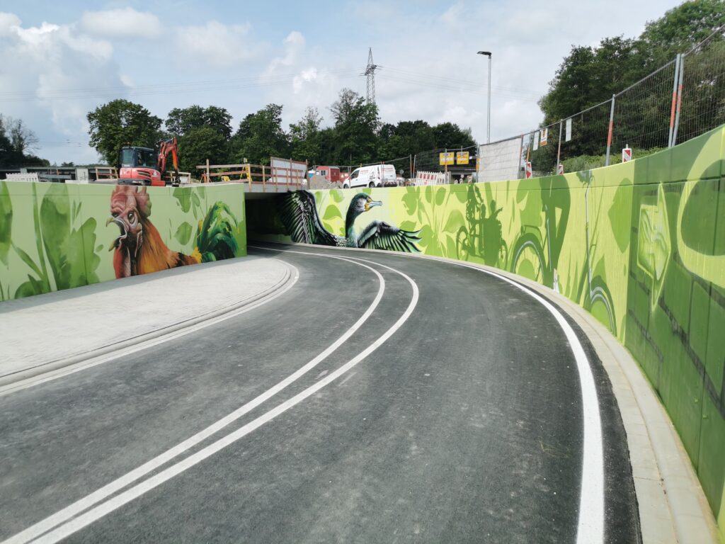 Radwegtrog Grafitti Hahn und Kormoran