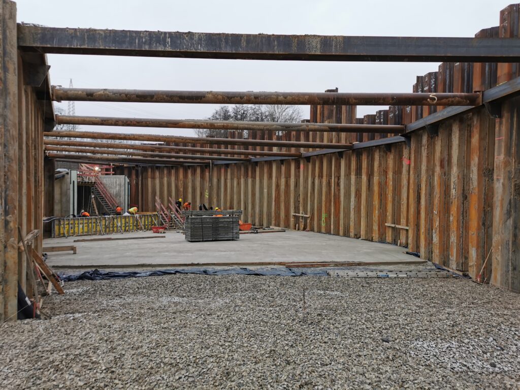 Radwegtrog Verbau ausgehoben