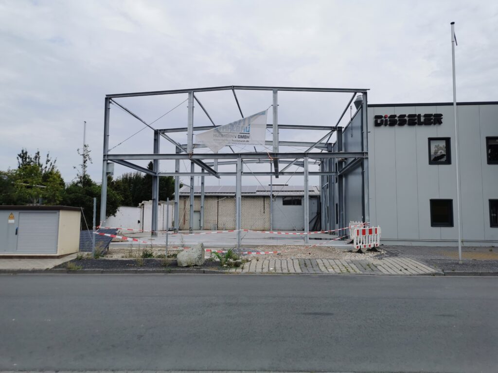 Stahlhalle Erweiteung Anbau an Bestand