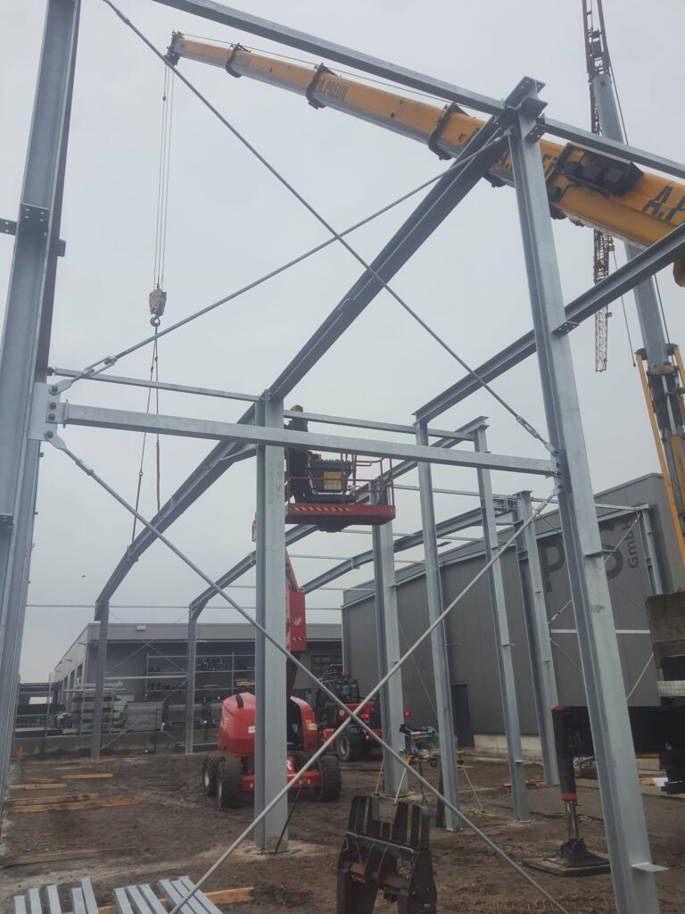 Stahlhalle Erweiteung Anbau an Bestand