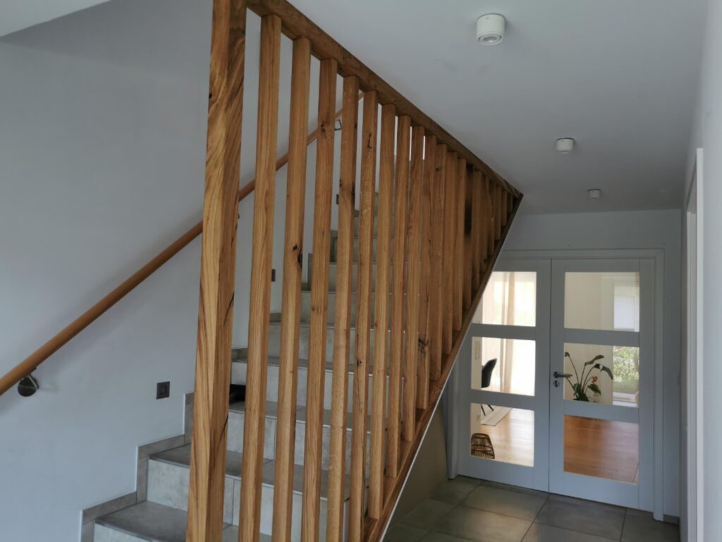 Treppengeländer aus Eiche als Harfe